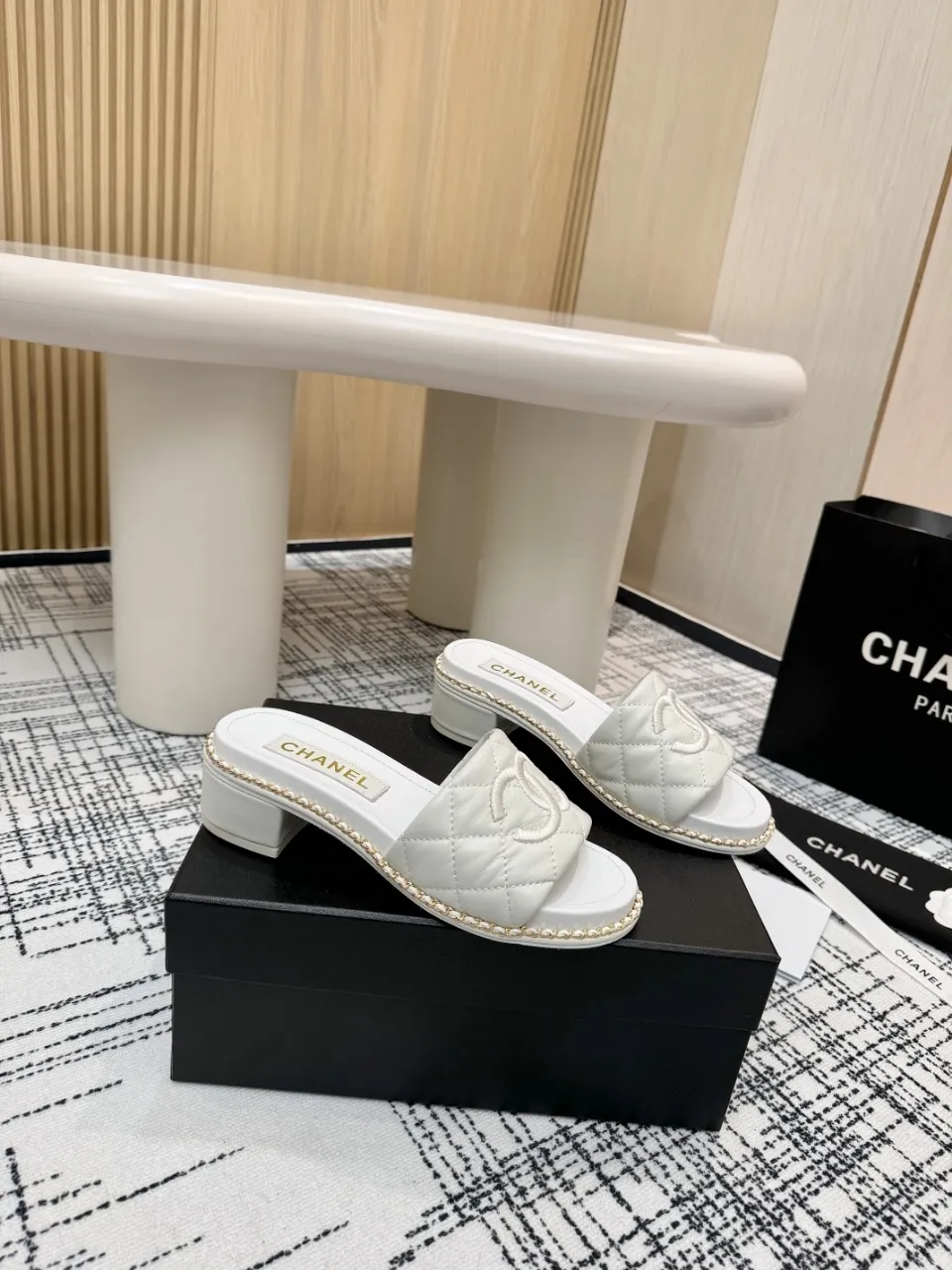 👟👟Ex-factory price 480👟👟 Top version Chanel Chanel - 2025 spring model, counter top double C sandals, this classic design; the extraordinary double C incorporates a variety of color elements... The diversified mix and match is very beautiful and versatile, very light on the foot, comfortable, super delicate and elegant, and can be used outdoors... ꫛꫀꪝ Go➫ Material: ❶Upper made of: Original imported sheepskin ❷Inner lining: Original sheepskin lining ❸Outsole based on: Original Italian genuine leather outsole Counter boutique packaging complete set for women 35–40 (customized for 41) 3 colors available (black, white, pink)
